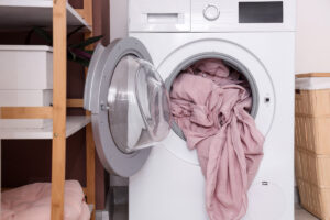 V létě je vhodné měnit a prát povlečení častěji kvůli vyššímu pocení a lepší hygieně.