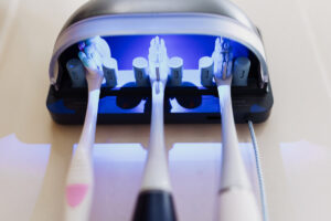UV sanitární stanice pomocí germicidního světla dezinfikuje zubní kartáčky a pomáhá omezit množení bakterií.
