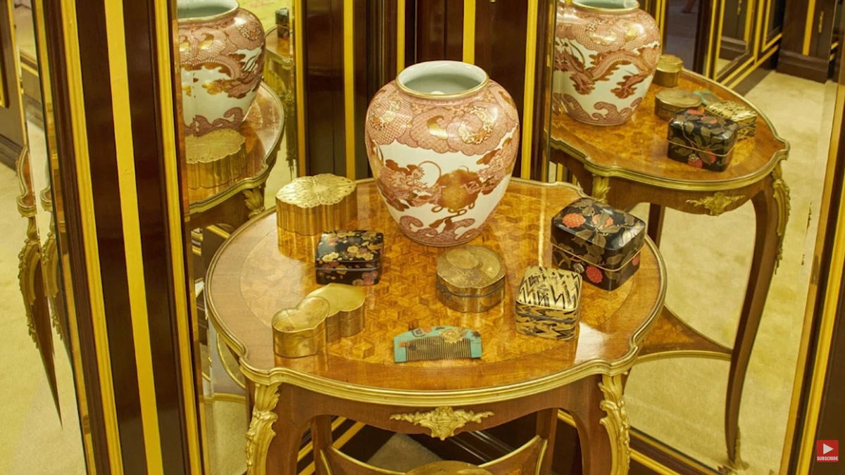 Na historickém stolku jsou vystavené japonské lakované schránky a porcelánová váza.