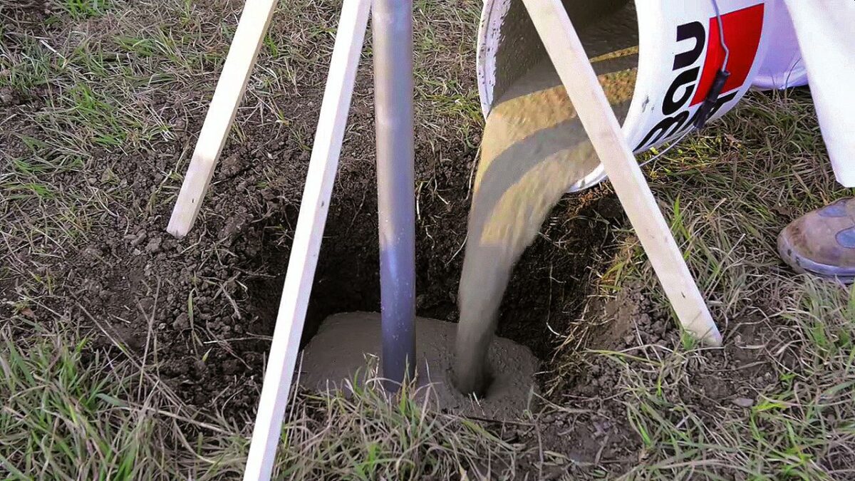 Baumit FixBeton – vylití směsi pro stabilní ukotvení sloupku