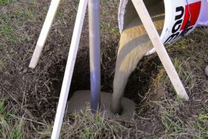 Baumit FixBeton – vylití směsi pro stabilní ukotvení sloupku