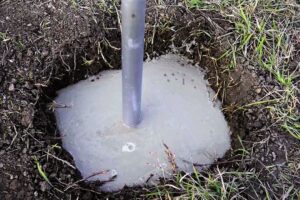 Baumit FixBeton začíná tuhnout přibližně po deseti minutách a plné zatížení konstrukce je možné po dvou dnech