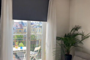 Z obývacího pokoje se vstupuje na balkon s výhledem do klidného vnitrobloku.