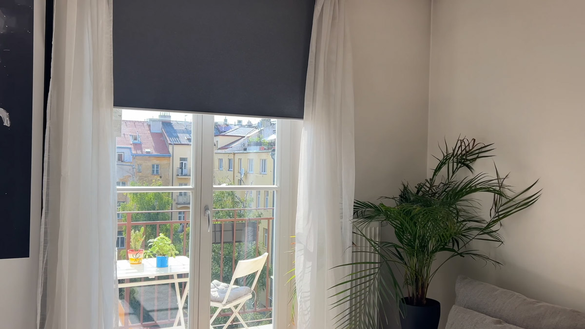 Z obývacího pokoje se vstupuje na balkon s výhledem do klidného vnitrobloku.