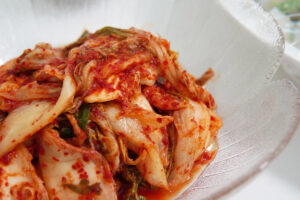 Domácí kimchi z fermentovaného čínského zelí ochuceného pikantní chilli směsí.