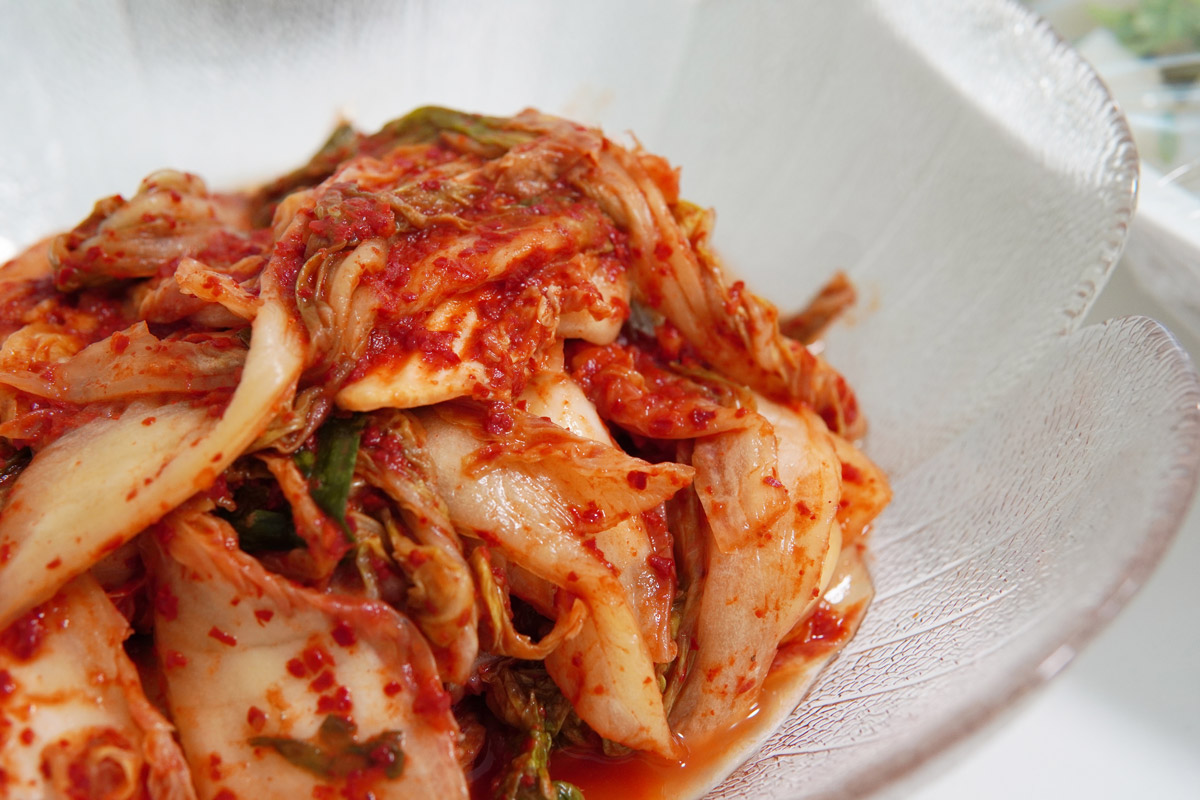 Domácí kimchi z fermentovaného čínského zelí ochuceného pikantní chilli směsí.