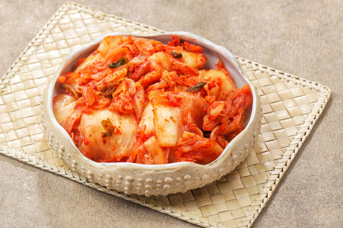 Hotové korejské kimchi z čínského zelí servírované v keramické misce.