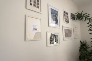 Galerie obrazů a fotografií dodává světlé stěně osobitý charakter.