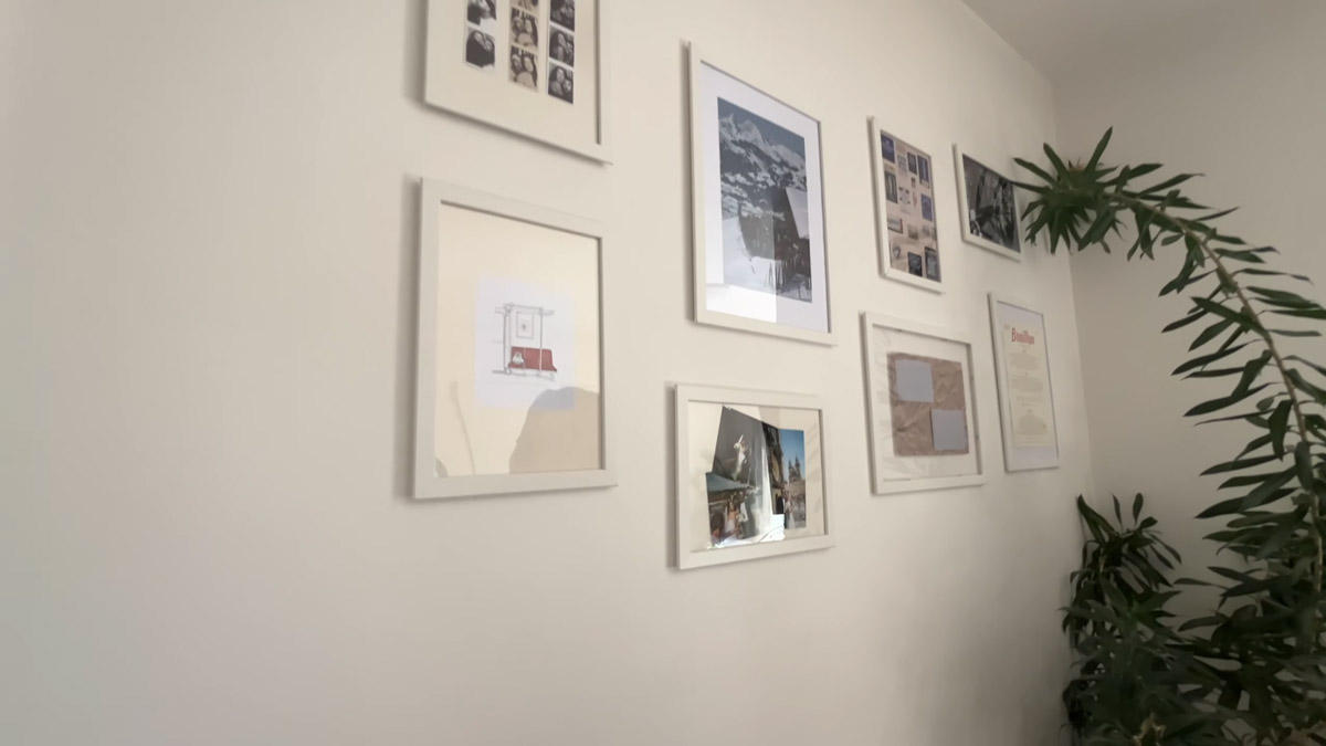 Galerie obrazů a fotografií dodává světlé stěně osobitý charakter.