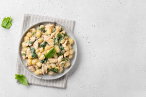 Gnocchi se špenátem v krémové omáčce připravené jako rychlá večeře.