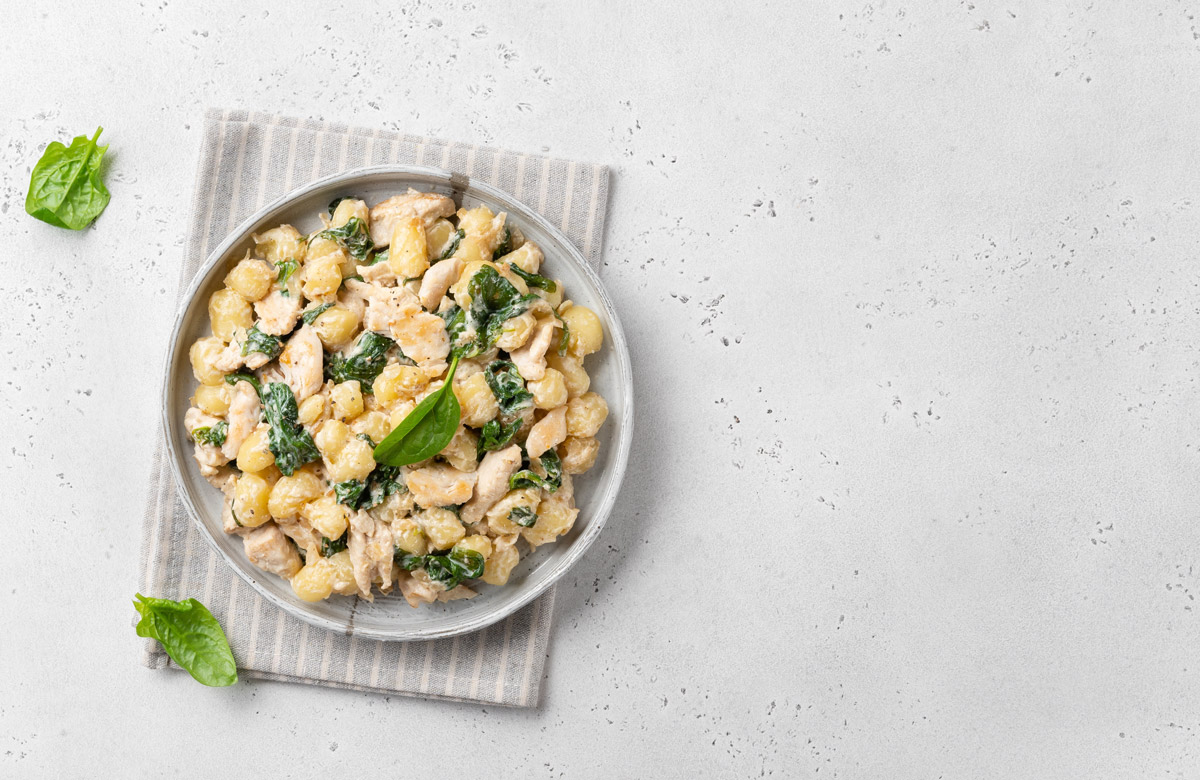 Gnocchi se špenátem v krémové omáčce připravené jako rychlá večeře.