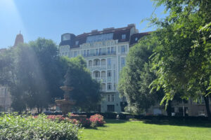 Vnitroblok na pražském Andělu překvapuje množstvím zeleně a klidnou atmosférou.