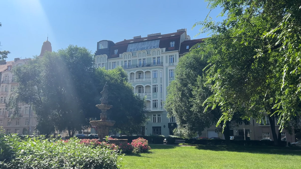 Vnitroblok na pražském Andělu překvapuje množstvím zeleně a klidnou atmosférou.