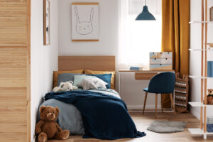 Minimalisticky zařízený dětský pokoj s pracovním koutem nabízí klidné prostředí pro soustředění i odpočinek.