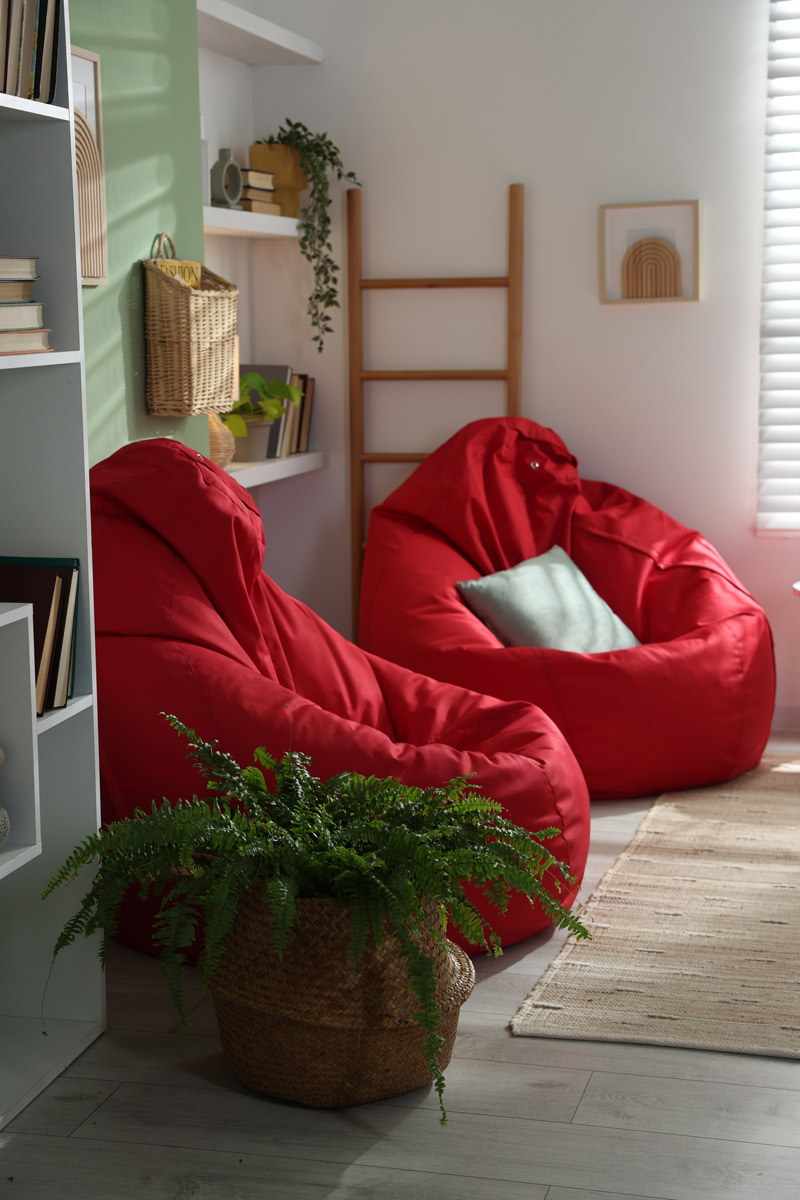 Barevné sedací vaky dodávají dětskému pokoji pohodlí i hravý designový akcent.
