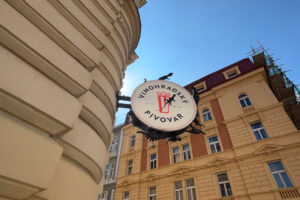 V okolí bytu se nachází restaurace, kavárny i další služby v docházkové vzdálenosti.