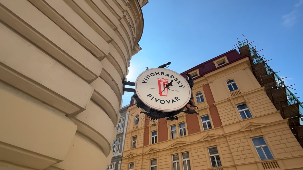 V okolí bytu se nachází restaurace, kavárny i další služby v docházkové vzdálenosti.