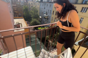 Balkon nabízí výhled do klidného zeleného vnitrobloku činžovních domů.