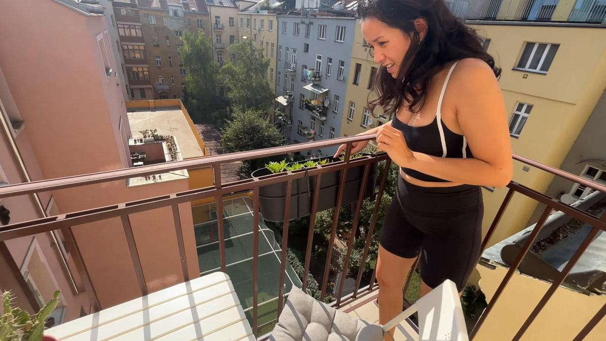 Balkon nabízí výhled do klidného zeleného vnitrobloku činžovních domů.