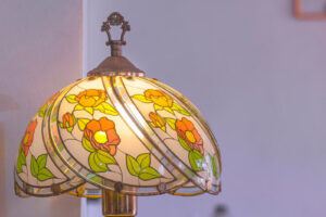 Stará stolní lampa s vitrážovým stínidlem může být zajímavým sběratelským i designovým doplňkem.
