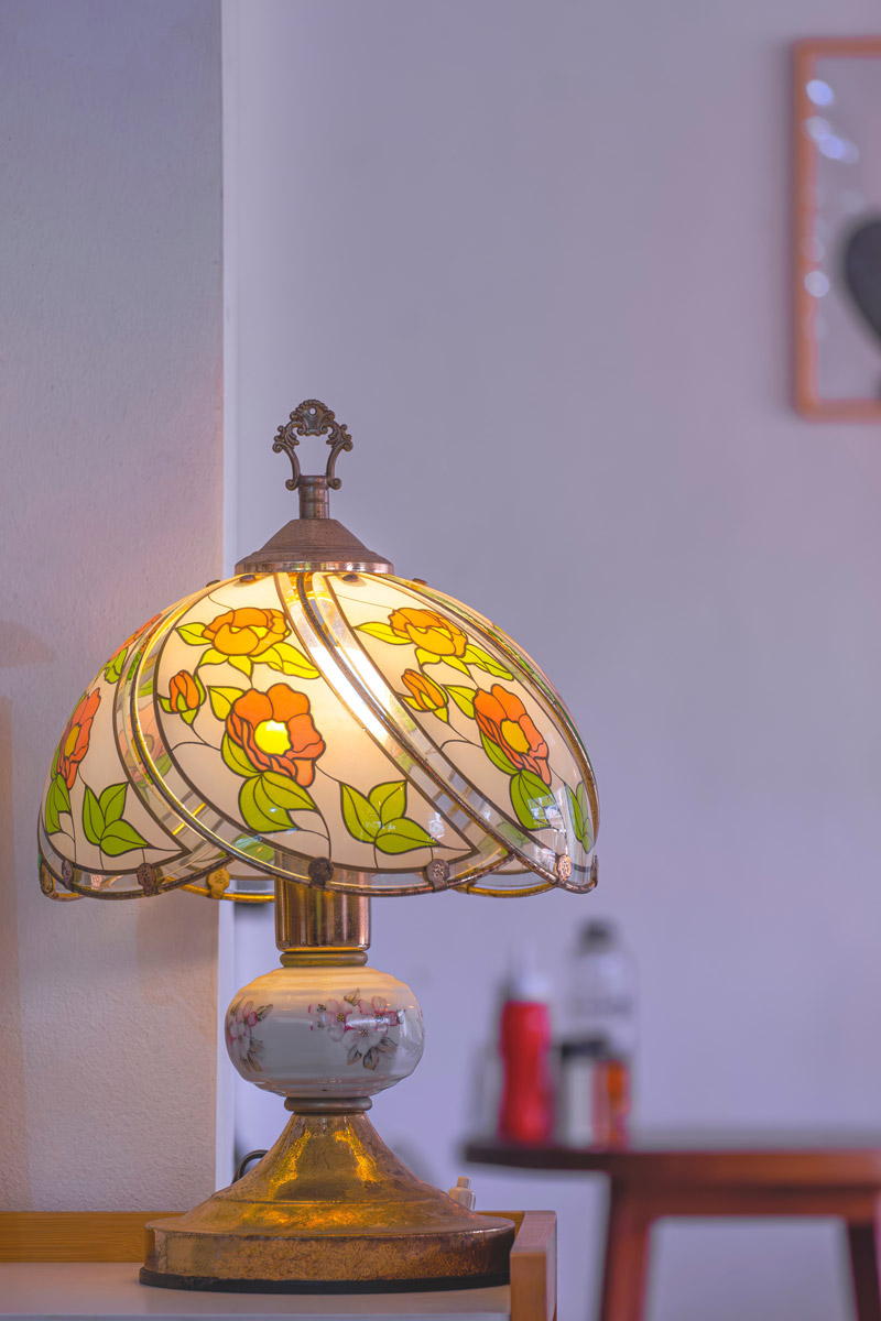 Stará stolní lampa s vitrážovým stínidlem může být zajímavým sběratelským i designovým doplňkem.