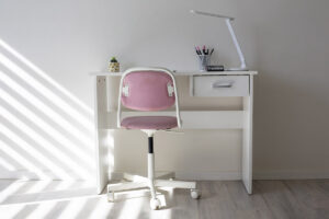 Správně zvolený psací stůl a nastavitelná židle tvoří základ ergonomického pracovního místa pro školáka.