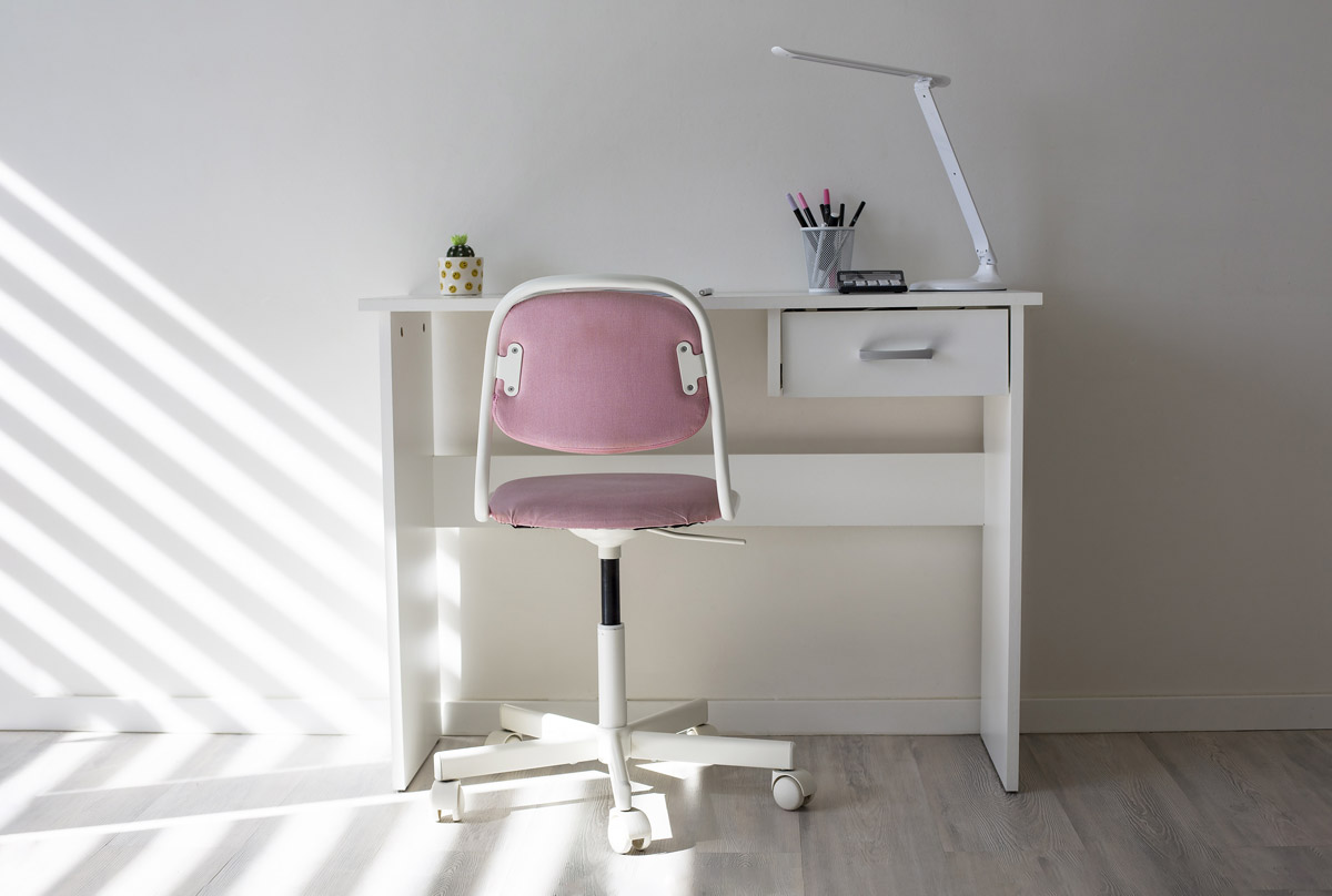 Správně zvolený psací stůl a nastavitelná židle tvoří základ ergonomického pracovního místa pro školáka.