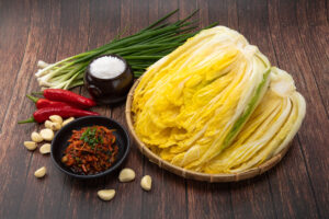 Čínské zelí, jarní cibulka, chilli, česnek a sůl patří mezi základní suroviny na domácí kimchi.