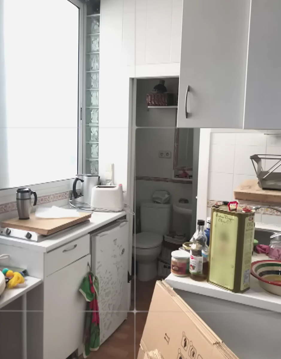 Původní kuchyň a vstup do malé koupelny před rekonstrukcí madridského bytu o rozloze 16 metrů čtverečních.