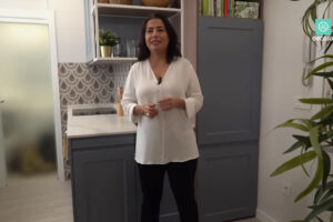 Designérka Marcela Pérez Isunza v kuchyni zrekonstruovaného madridského minibytu.