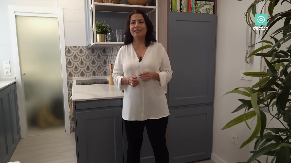 Designérka Marcela Pérez Isunza v kuchyni zrekonstruovaného madridského minibytu.