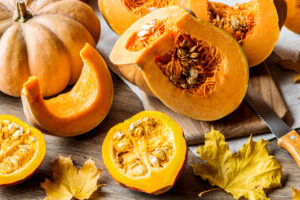 Podzim teprve začal a pumpkin spice už vám leze na nervy? Máme 7 dýňových receptů, které jsou úplně jiná podzimní jízda