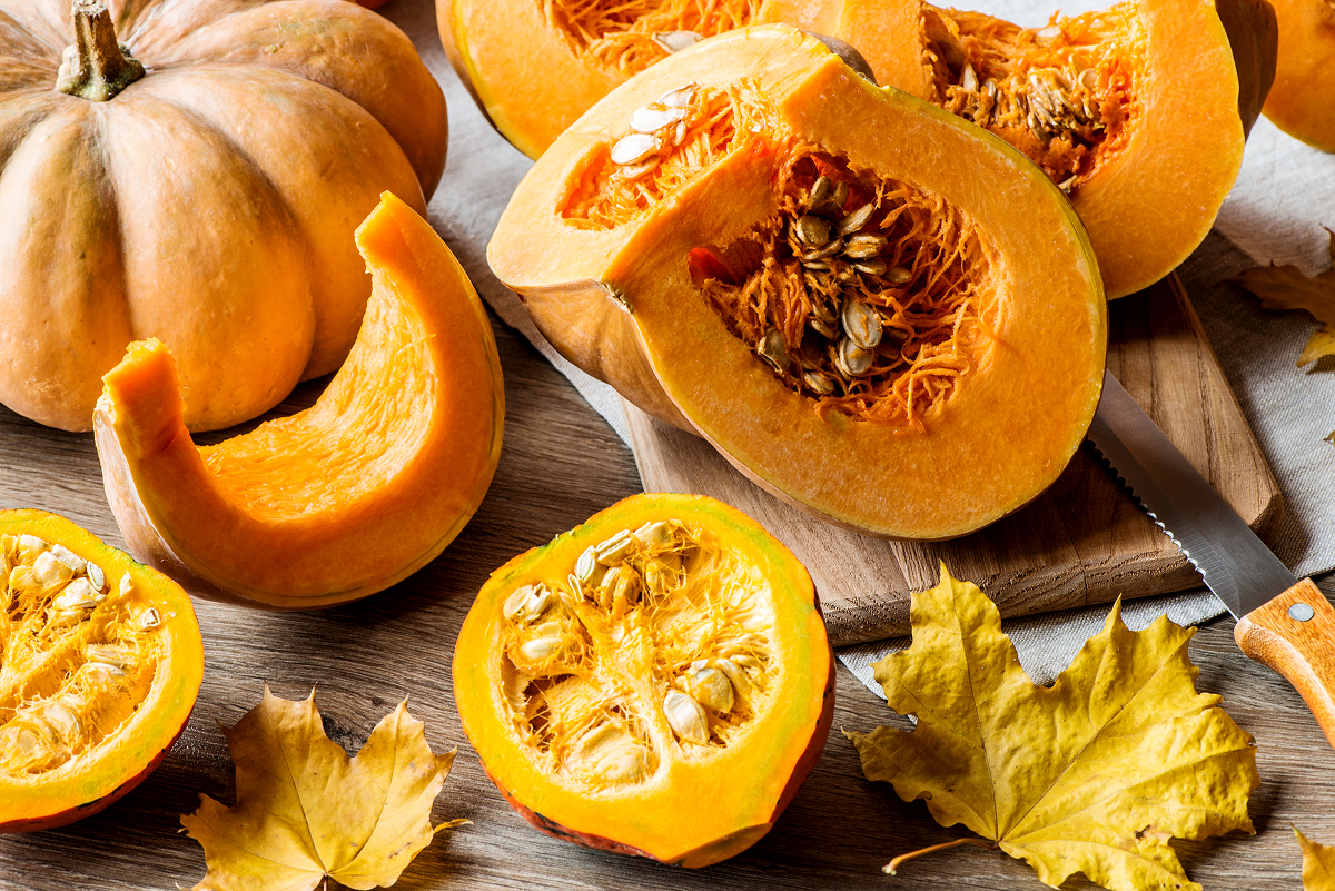 Podzim teprve začal a pumpkin spice už vám leze na nervy? Máme 7 dýňových receptů, které jsou úplně jiná podzimní jízda