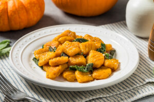 Domácí dýňové gnocchi opečené na másle s lístky šalvěje.