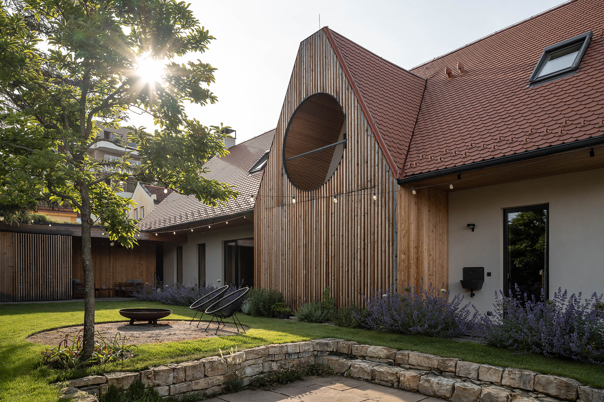 Z původního domu z 19. století zůstal jen kamenný sklep. Novostavba ve Střešovicích respektuje jeho stopu i charakter místa