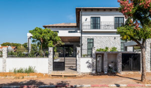 Zvenku středomořská vila, uvnitř moderní elegance. Dům pro šestičlennou rodinu má promyšlený každý detail