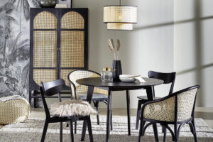 Designový jídelní kout kombinuje elegantní černé provedení s přírodním vídeňským výpletem.