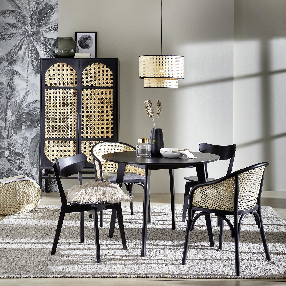 Designový jídelní kout kombinuje elegantní černé provedení s přírodním vídeňským výpletem.
