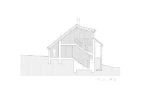 Architektonický řez zrekonstruovanou horskou chalupou s vyznačeným schodištěm, dvěma nadzemními podlažími, podkrovím a konstrukcí šikmé střechy.