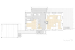 Architektonický půdorys přízemí horské chalupy v Bedřichově s obytnou světnicí, kuchyní, jídelním koutem, centrální halou, schodištěm a navazujícími místnostmi.