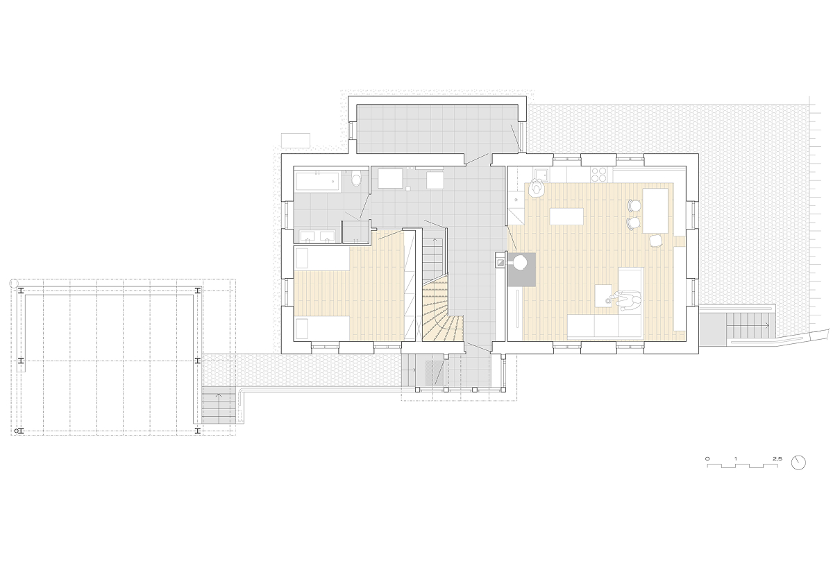 Architektonický půdorys přízemí horské chalupy v Bedřichově s obytnou světnicí, kuchyní, jídelním koutem, centrální halou, schodištěm a navazujícími místnostmi.