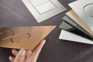 Nové splachovací tlačítko Sigma40 se vyznačuje elegantním panoramatickým formátem a povrchovými materiály nejvyšší kvality.
