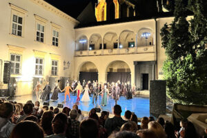 Brno žije kulturou. Z představení Romeo a Julie na Biskupském dvoře.