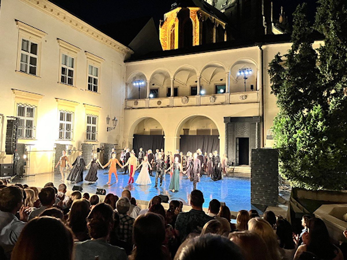 Brno žije kulturou. Z představení Romeo a Julie na Biskupském dvoře.