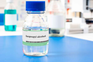 Lahvička s isopropylalkoholem, který lze u některých textilních potahů použít k odstranění inkoustu.