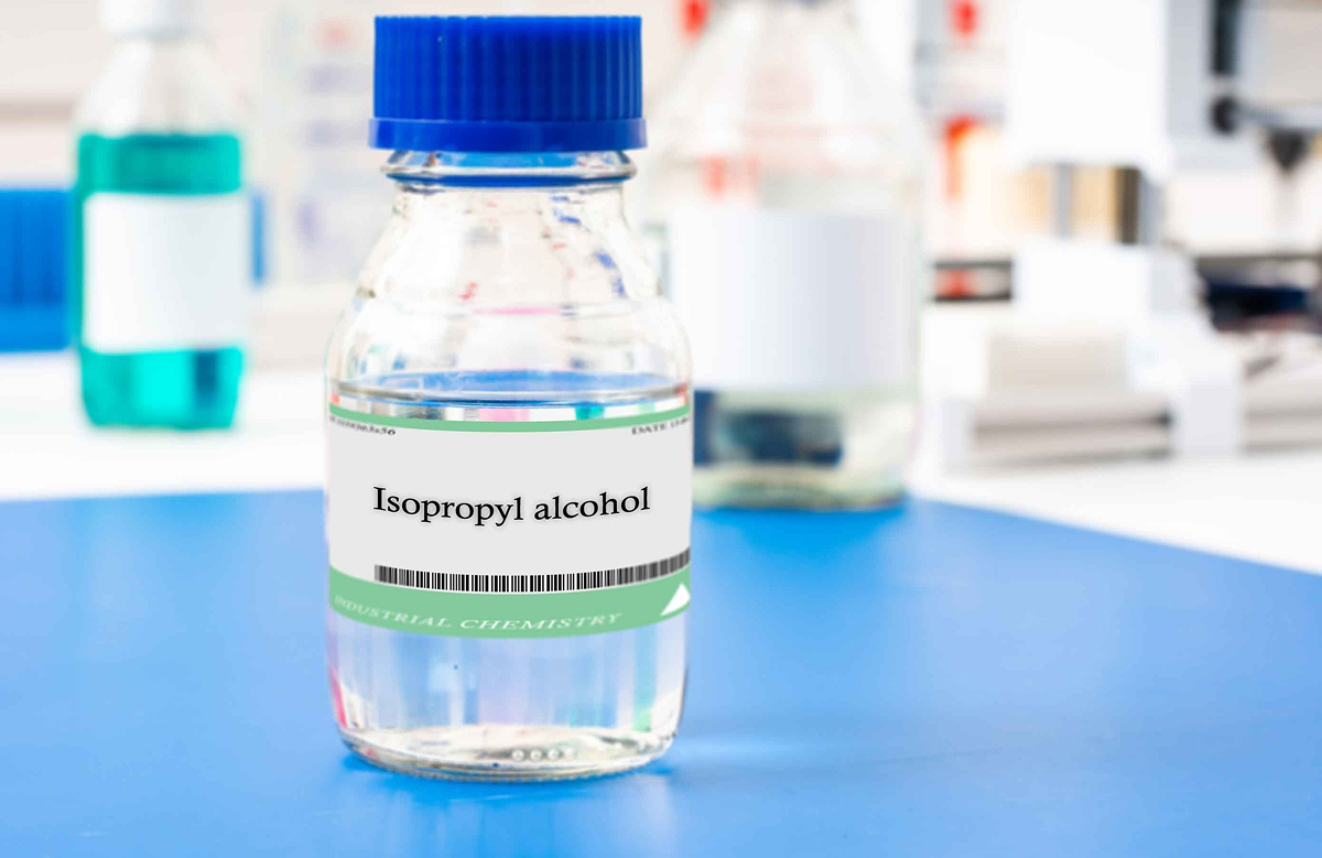 Lahvička s isopropylalkoholem, který lze u některých textilních potahů použít k odstranění inkoustu.